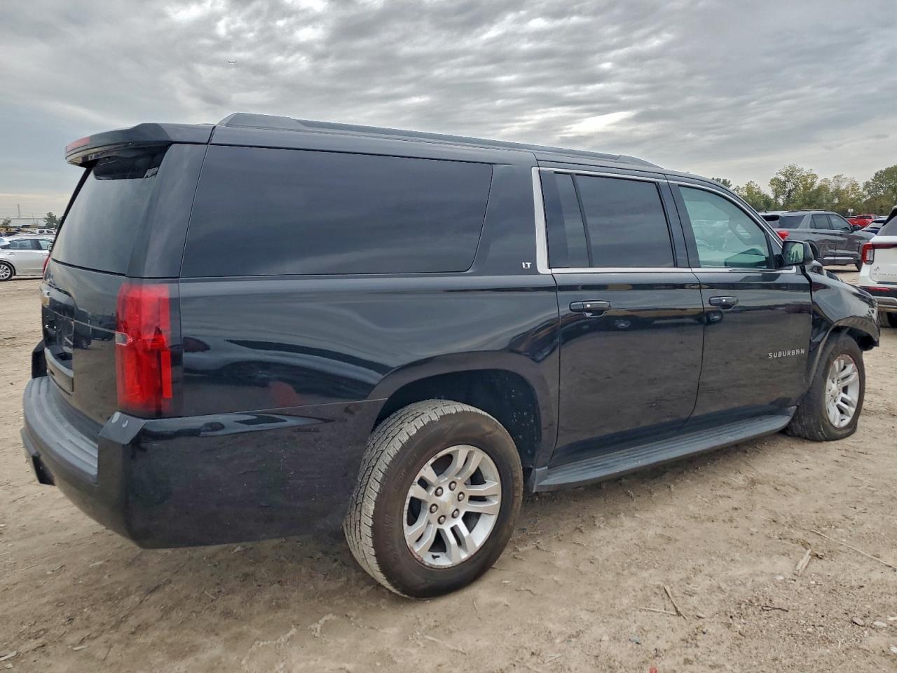 2017 Chevrolet Suburban C1500 Lt - Image 3