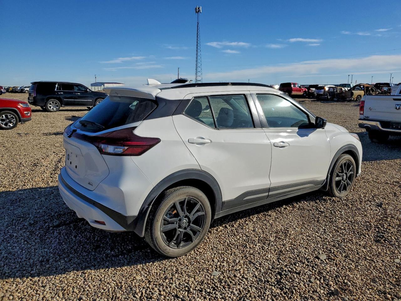 2021 Nissan Kicks Sr - Image 3