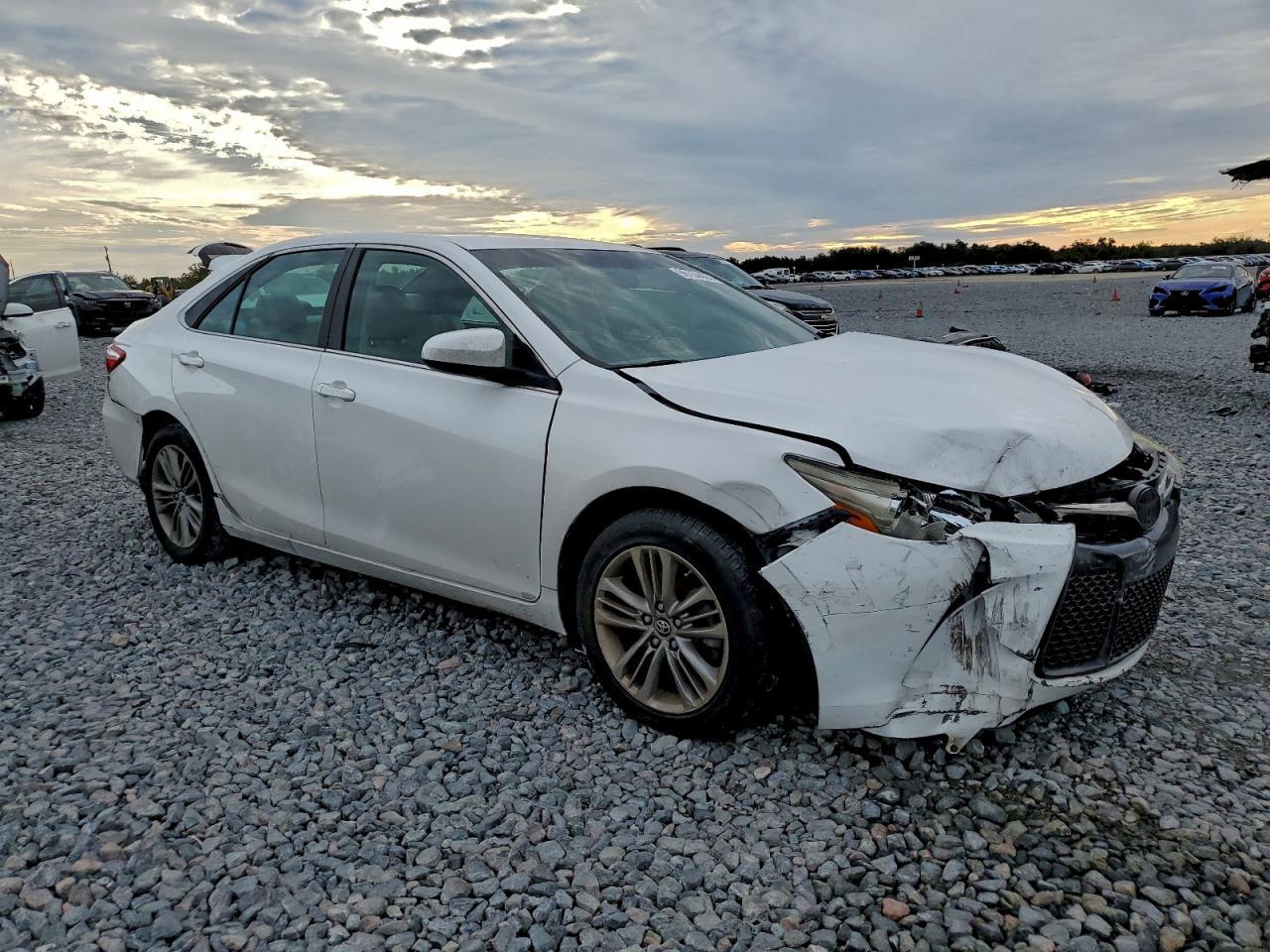 2017 Toyota Camry Le - Фото 4