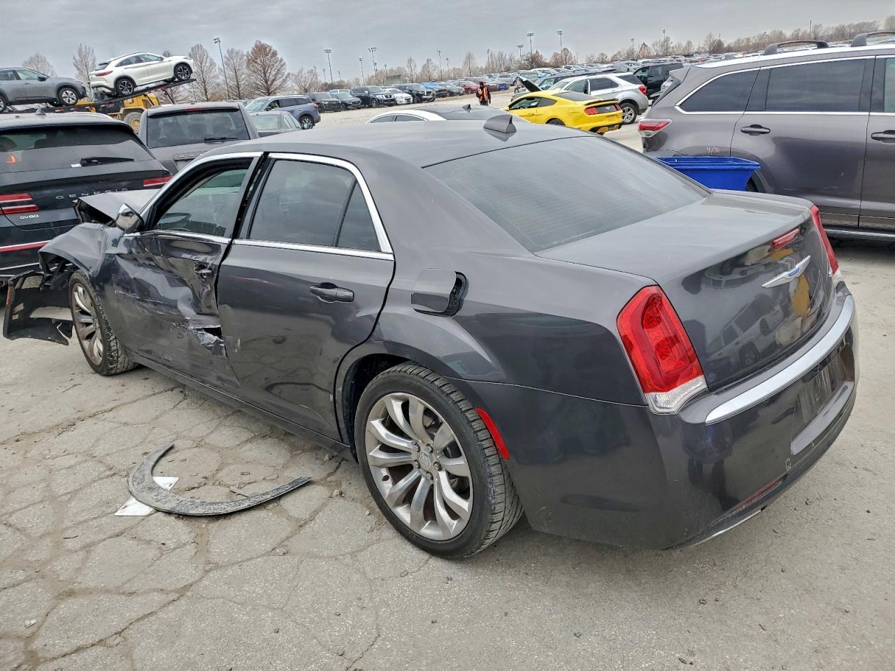 2018 Chrysler 300 Touring - Фото 2