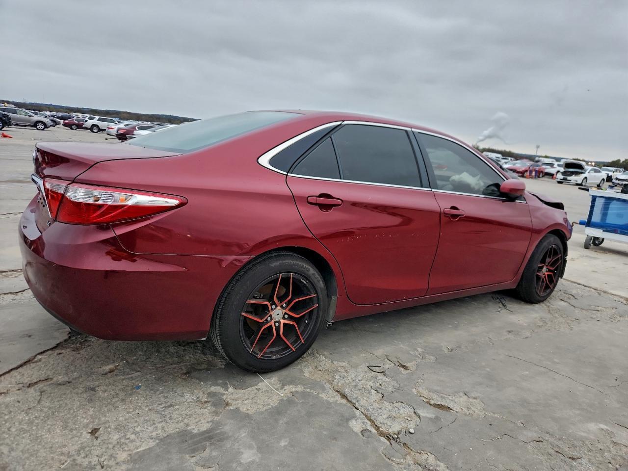 2016 Toyota Camry Le - Фото 3