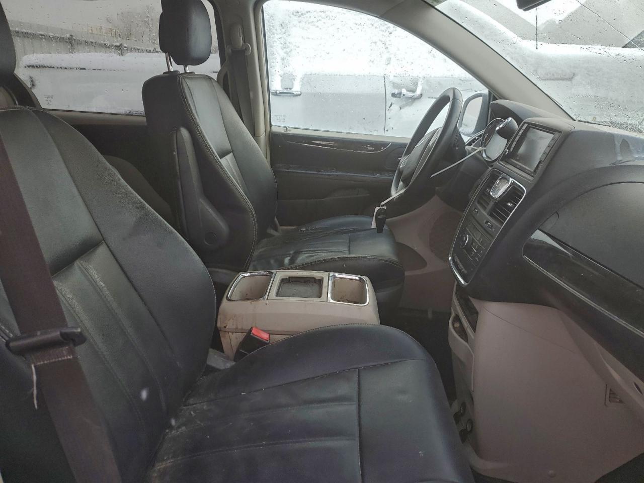 2015 Chrysler Town & Country Touring - Image 7