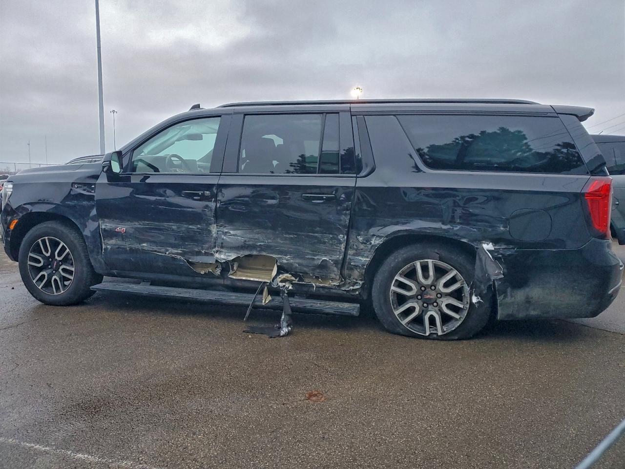 2021 GMC Yukon Xl K1500 At4 - Image 2