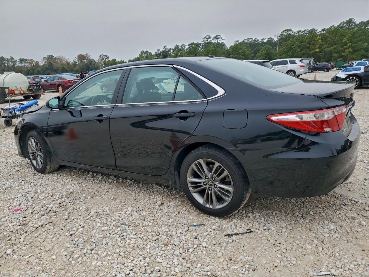 2016 Toyota Camry Se - Фото 2