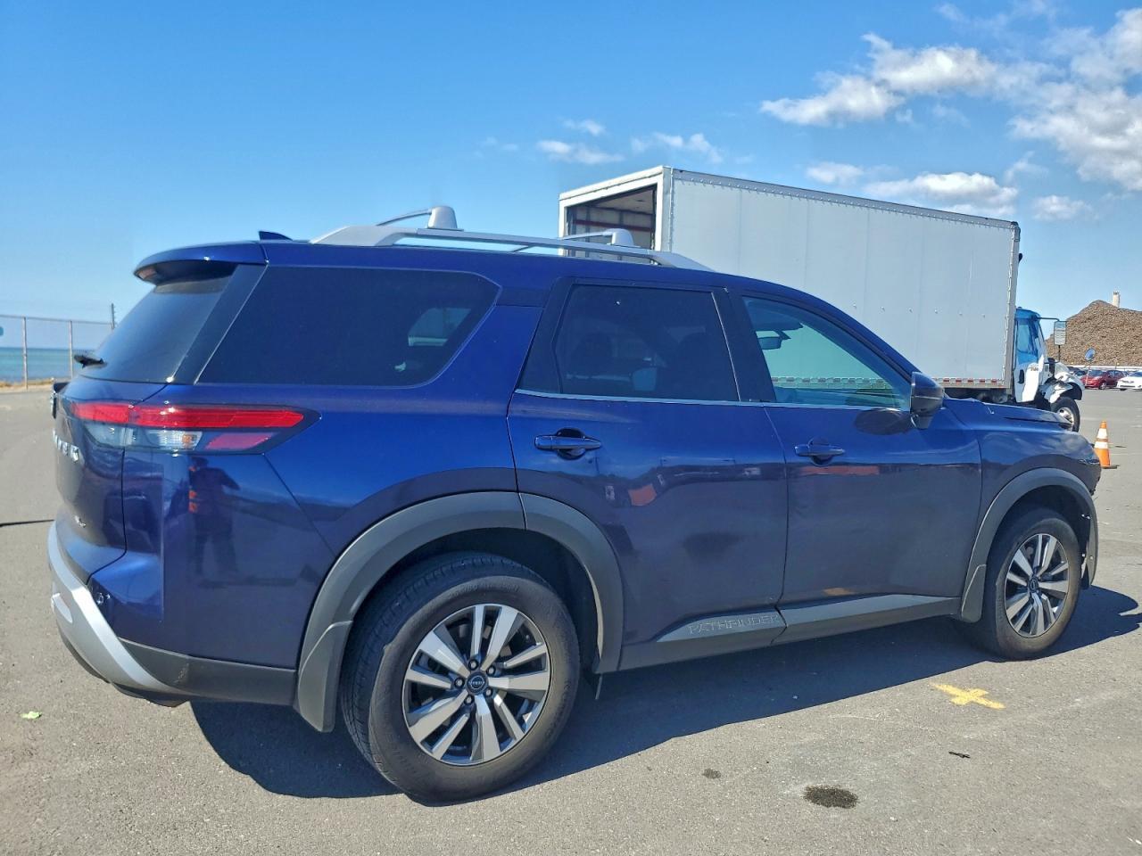 2024 Nissan Pathfinder Sl - Image 3
