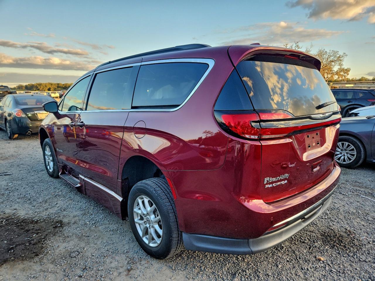 2022 Chrysler Pacifica Touring L - Фото 2