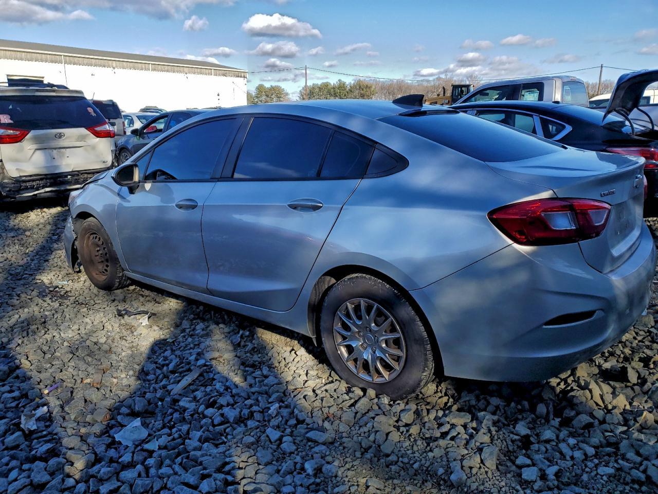 2017 Chevrolet Cruze Ls - Фото 2