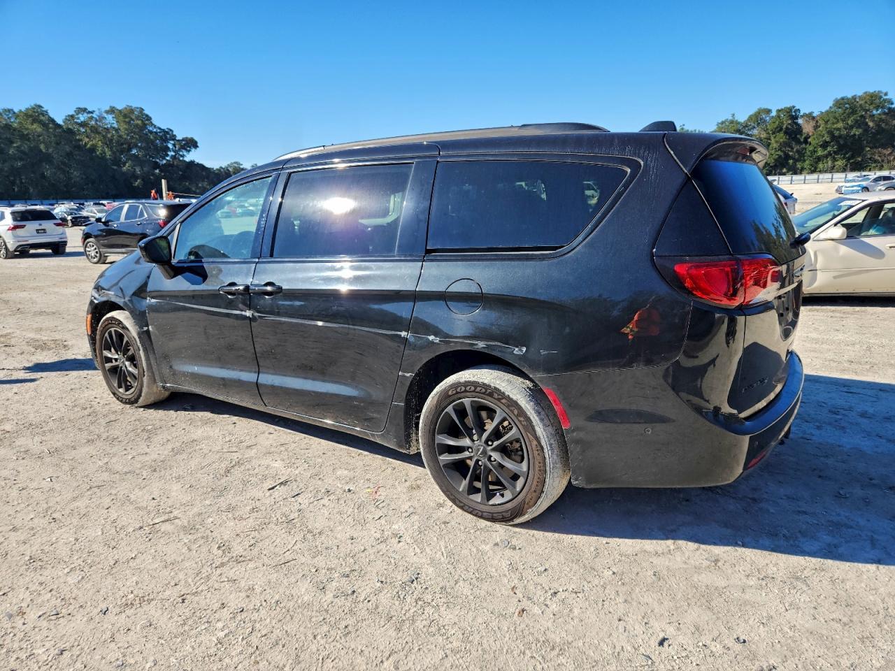 2020 Chrysler Pacifica Touring L - Фото 2