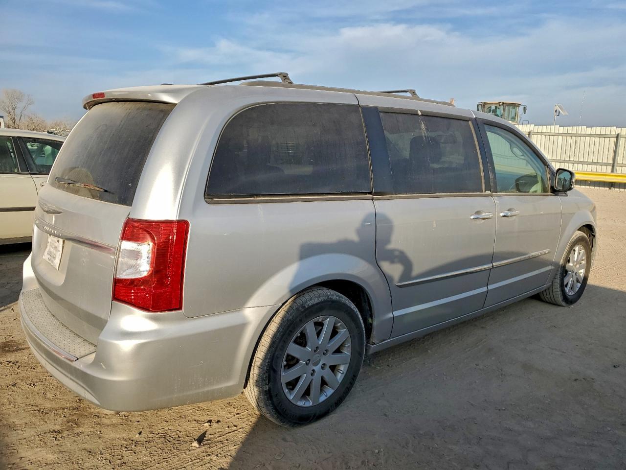 2012 Chrysler Town & Country Touring L - Фото 3