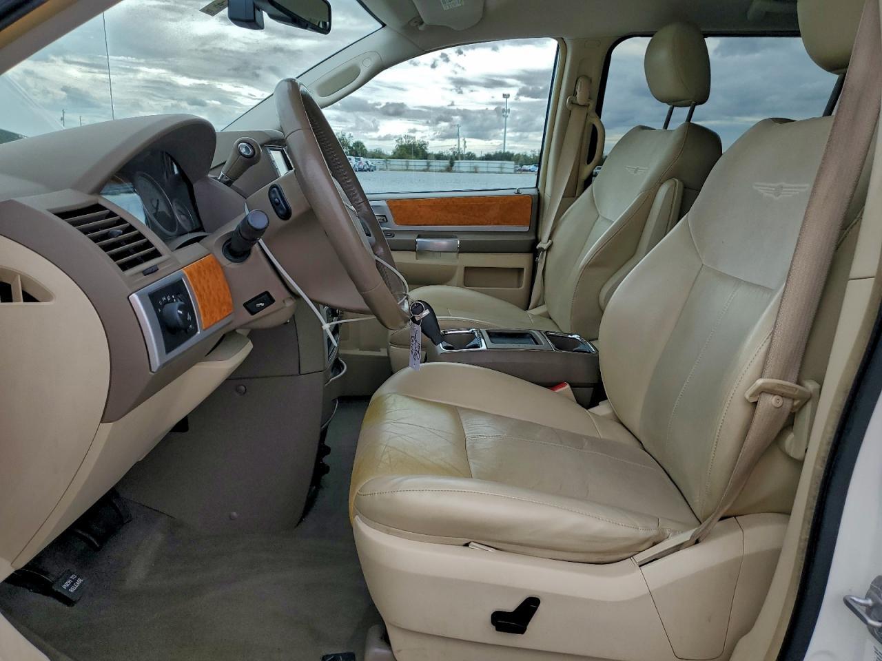 2010 Chrysler Town & Country Limited - Фото 7