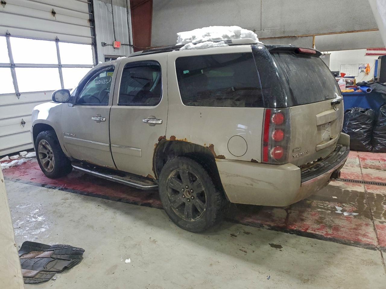 2009 GMC Yukon Denali - Image 2