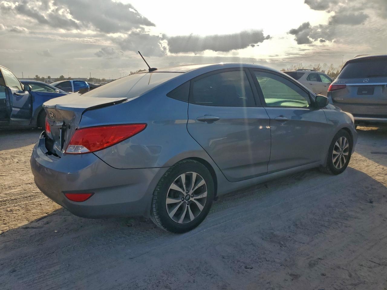 2017 Hyundai Accent Se - Image 3