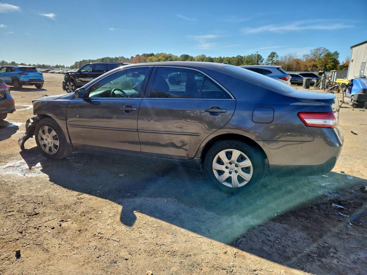 2011 Toyota Camry Le - Фото 3