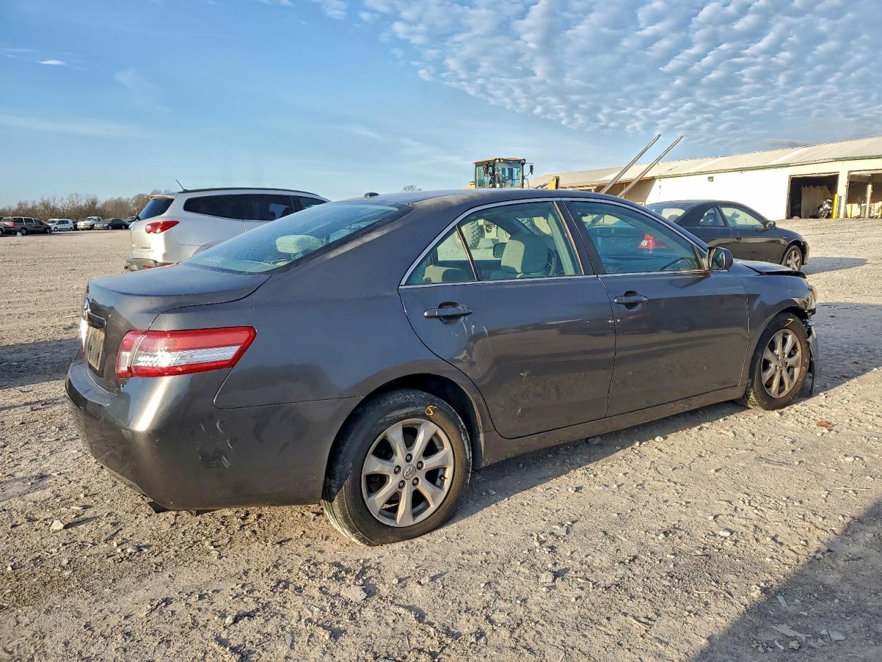 2011 Toyota Camry Base - Фото 3