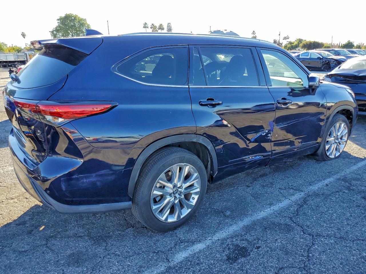 2022 Toyota Highlander Hybrid Limited - Image 3