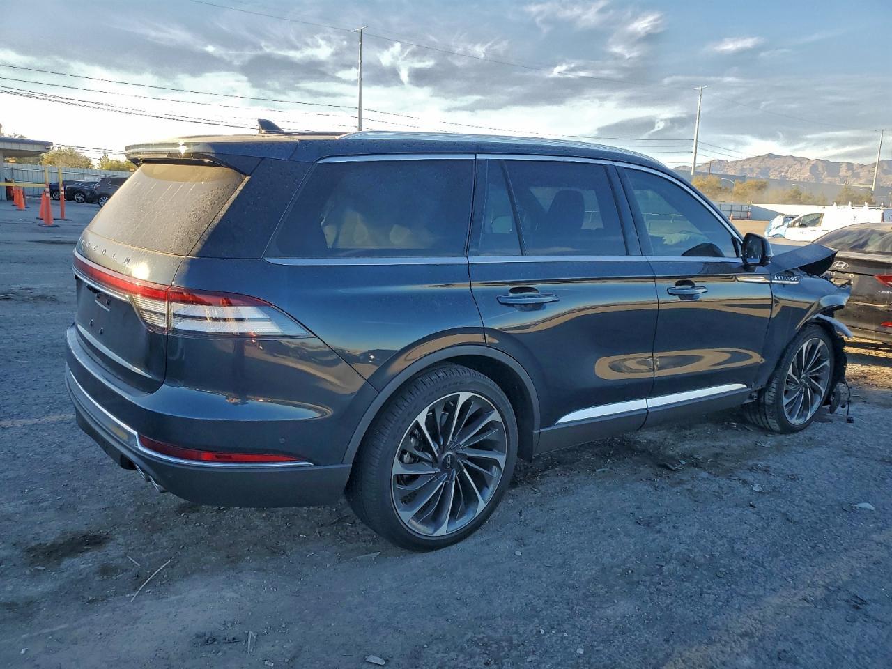 2023 Lincoln Aviator Reserve - Image 3
