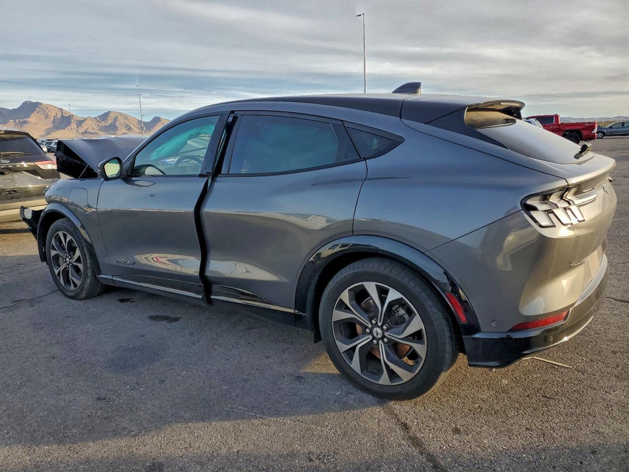 2023 Ford Mustang Mach-E Premium - Фото 2