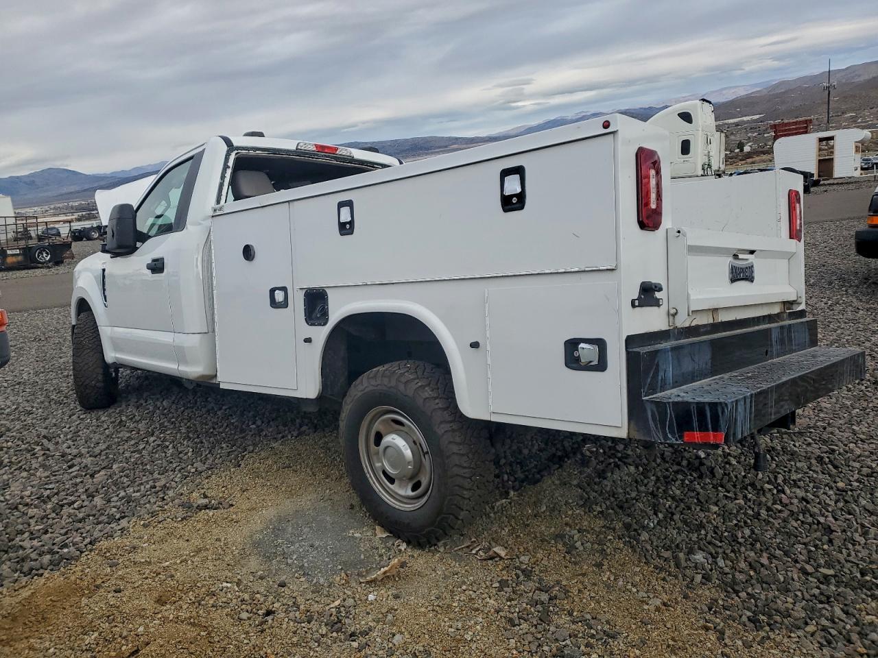 2022 Ford F250 Sd 2Wd V8 Ffv Reg Cab 6.2L Xl Utility / Service Body - Image 2