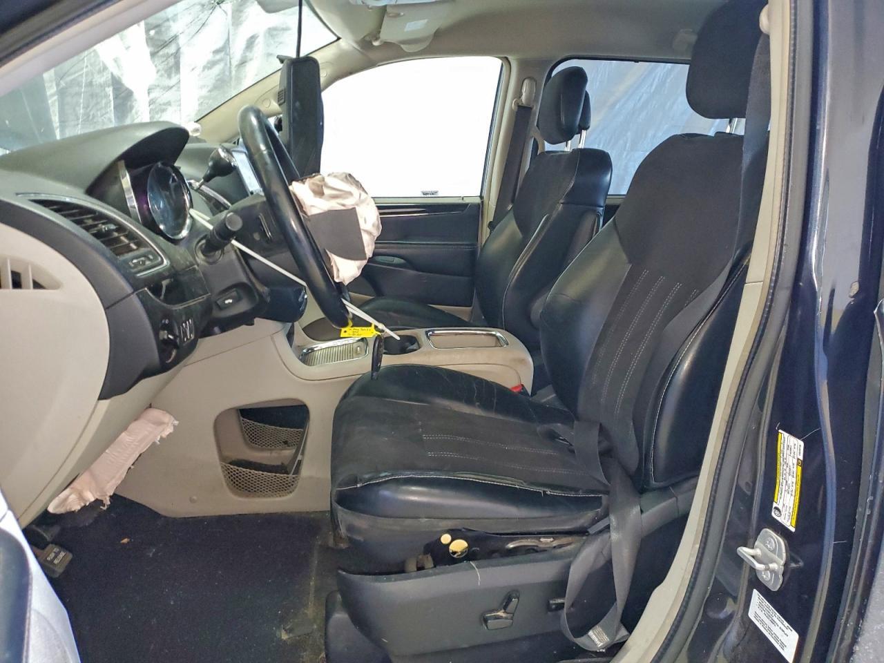 2014 Chrysler Town & Country Touring L - Image 7