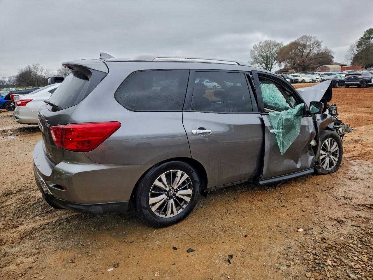 2019 Nissan Pathfinder S - Image 3