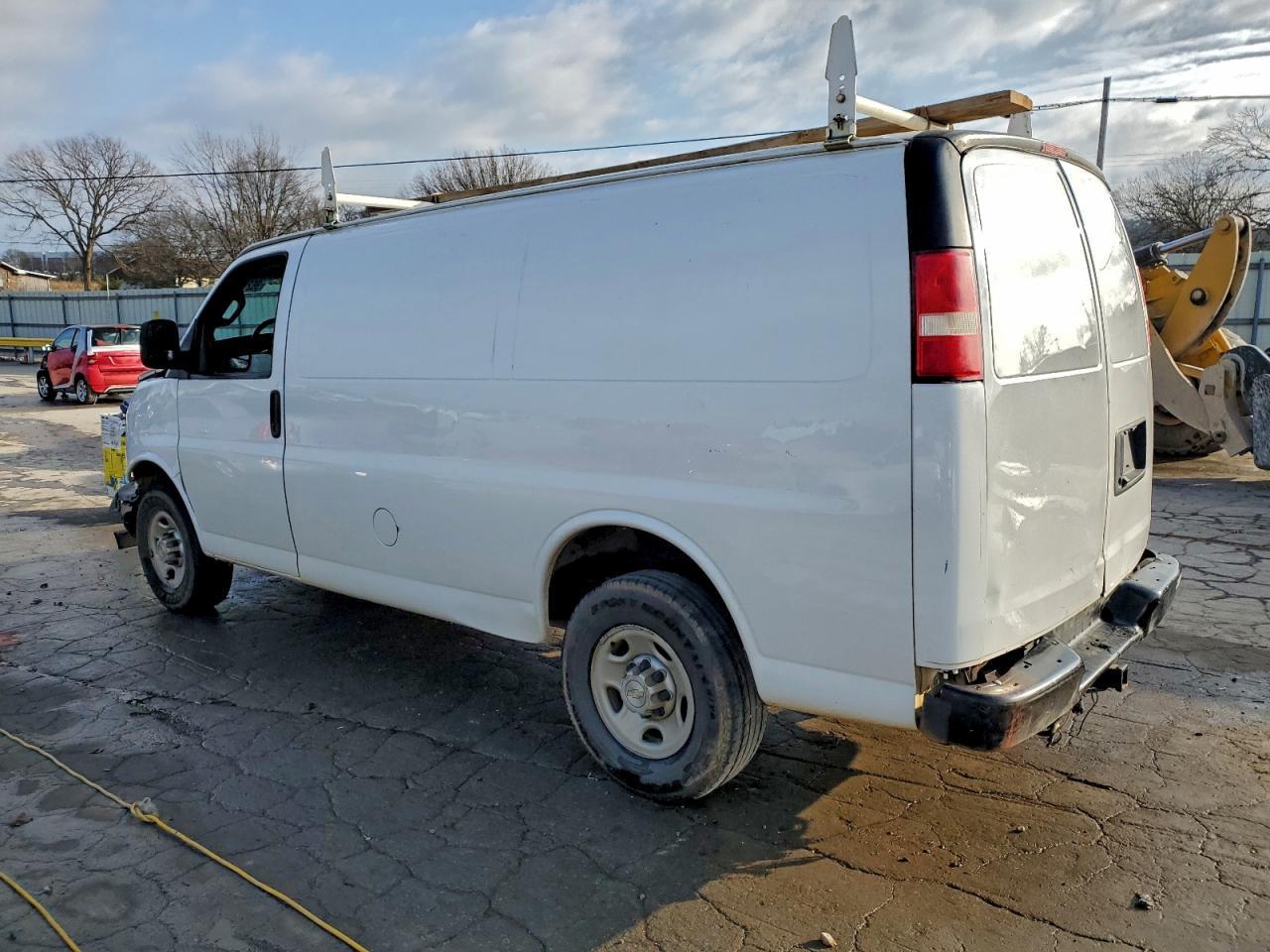 2017 Chevrolet Express G2500 - Фото 2