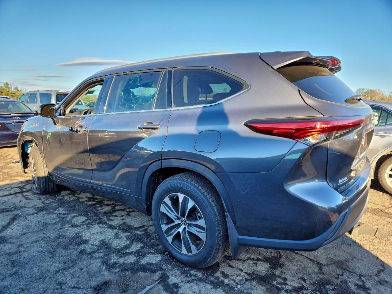 2022 Toyota Highlander Xle - Image 2