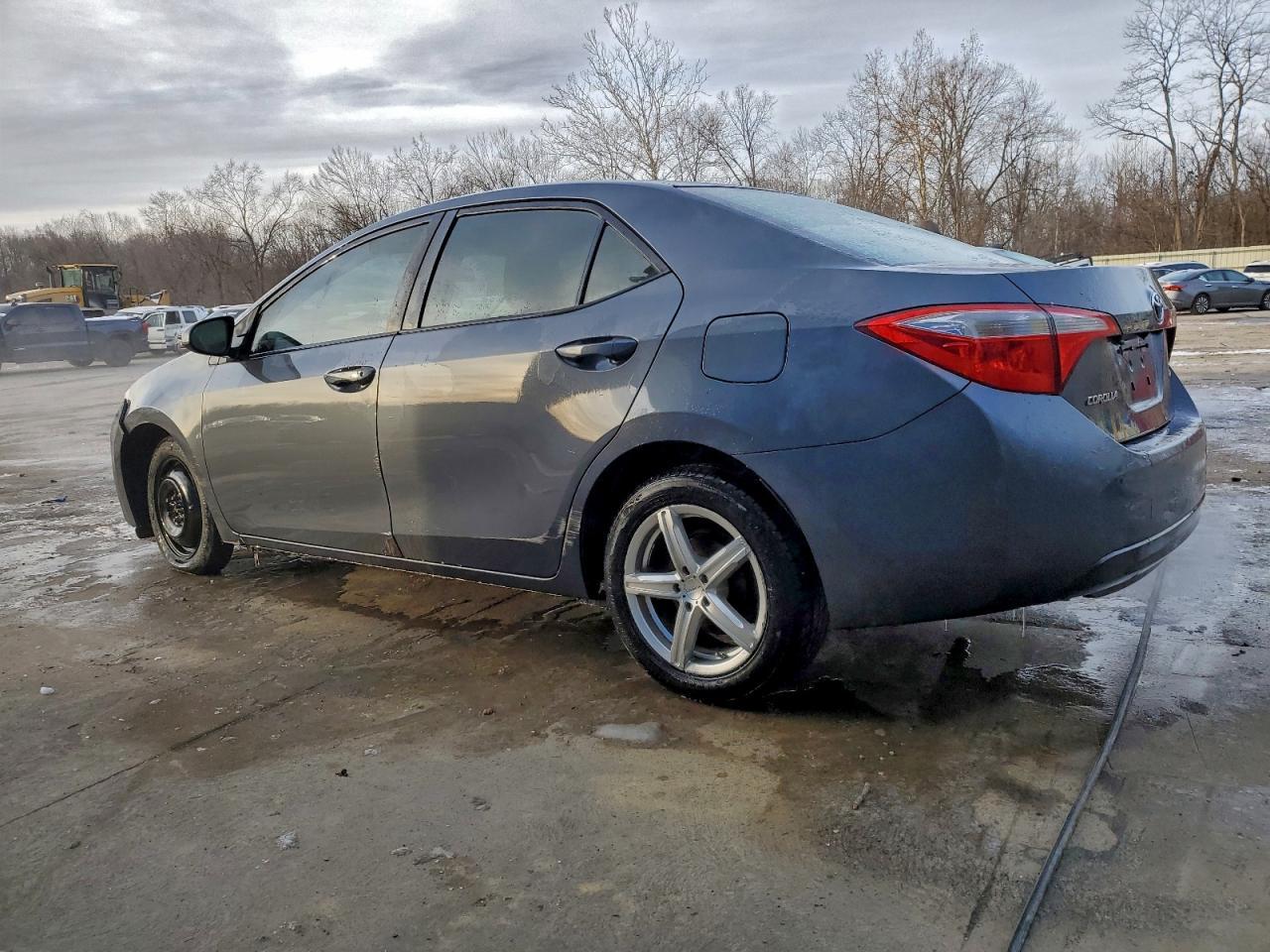 2015 Toyota Corolla L - Фото 2