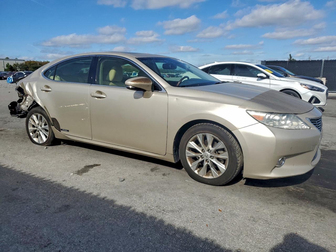 2013 Lexus Es 300H - Фото 4