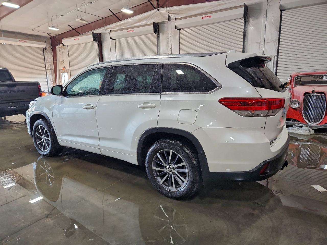 2018 Toyota Highlander Xle - Image 2