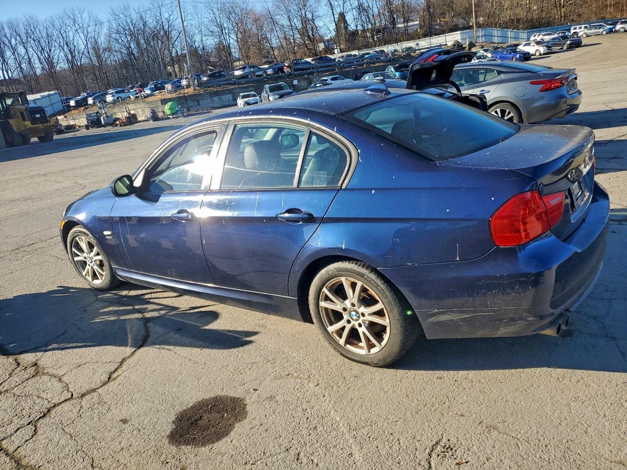 2011 BMW 3 Series - Image 2