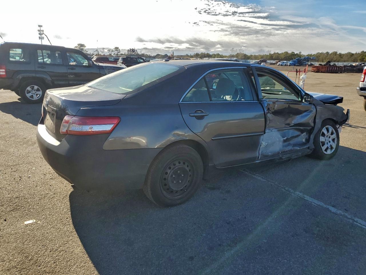 2010 Toyota Camry Base - Фото 3