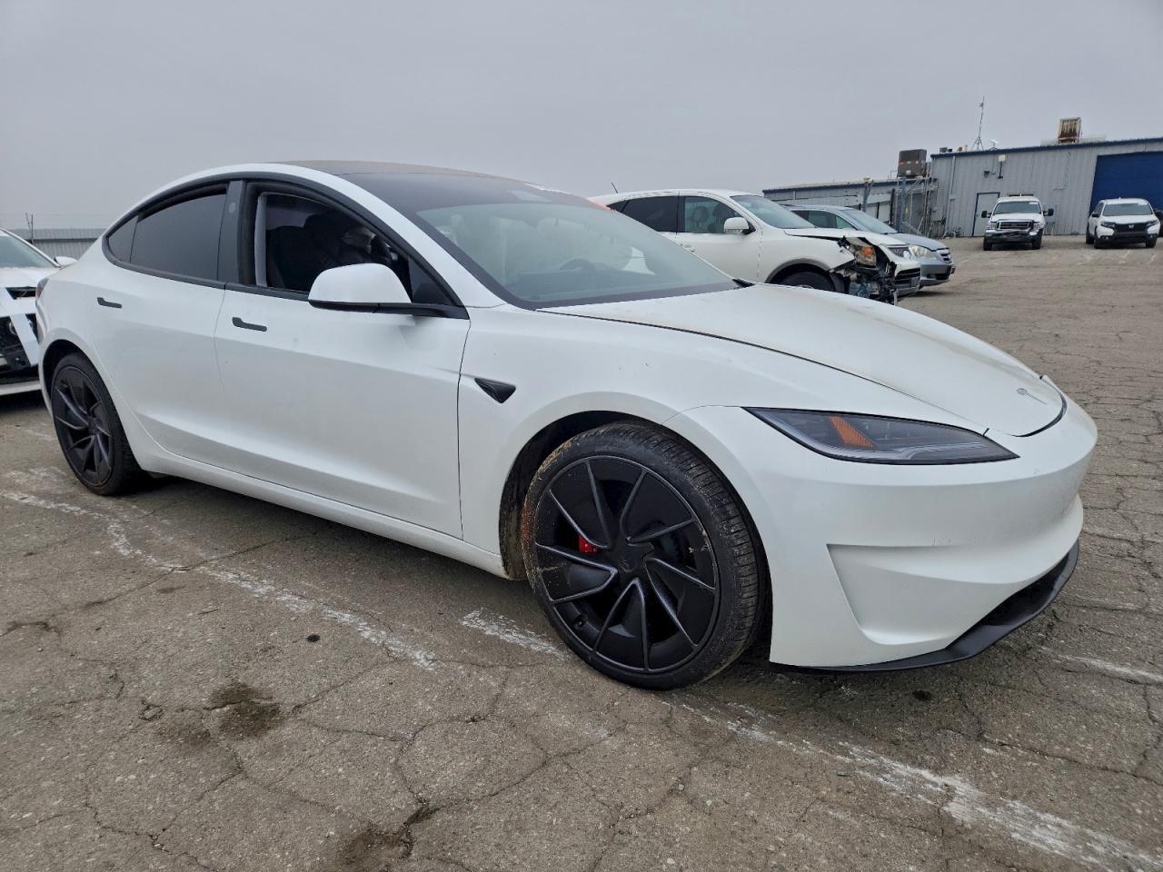 2025 Tesla Model 3 - Фото 4