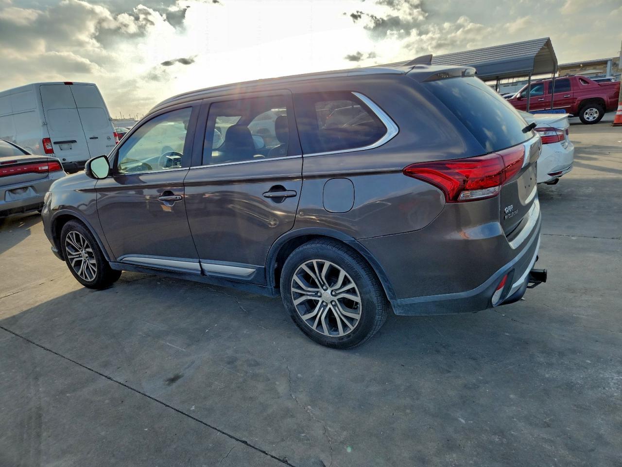 2017 Mitsubishi Outlander Se - Image 2