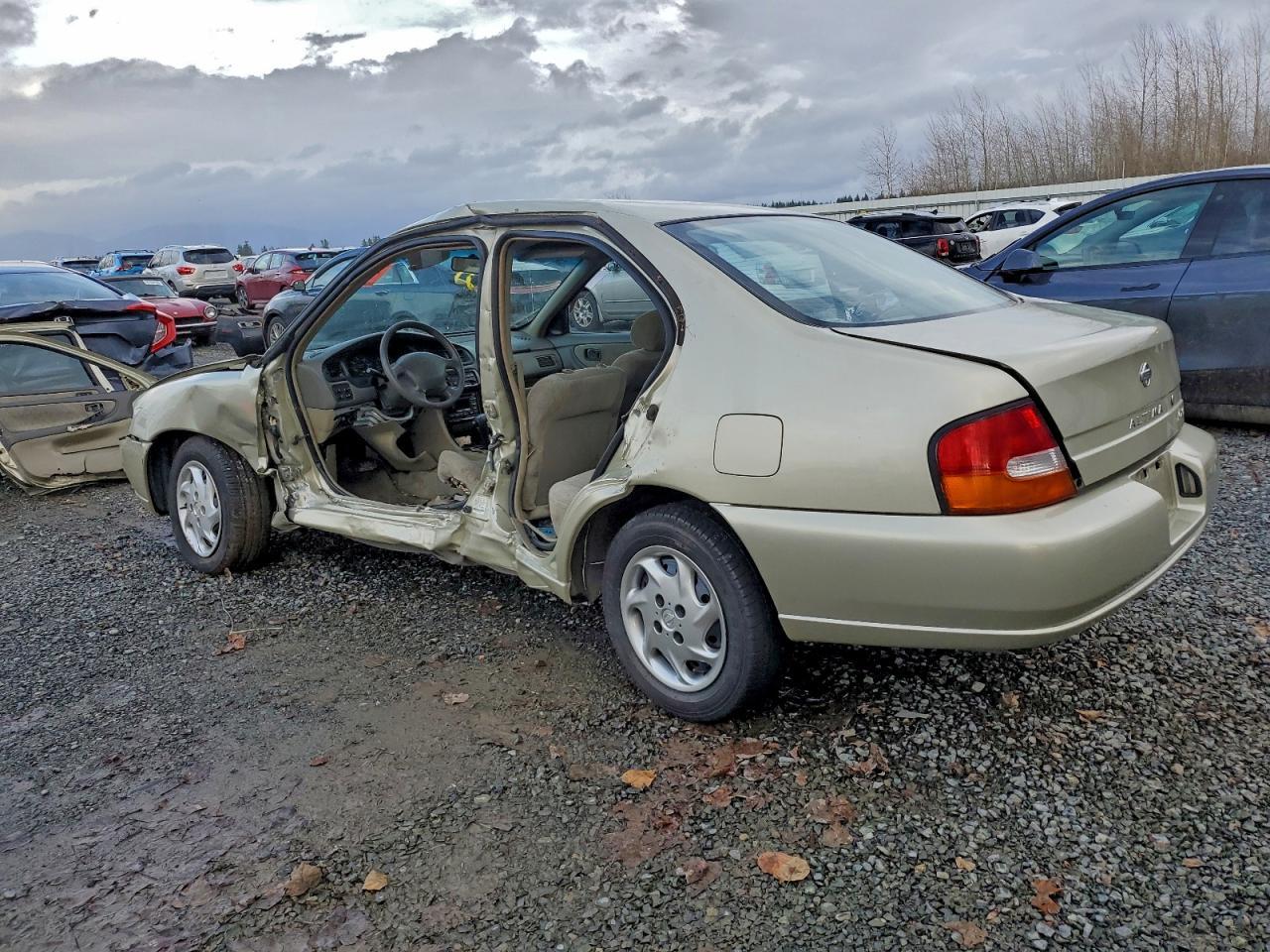 1998 Nissan Altima Xe - Фото 2
