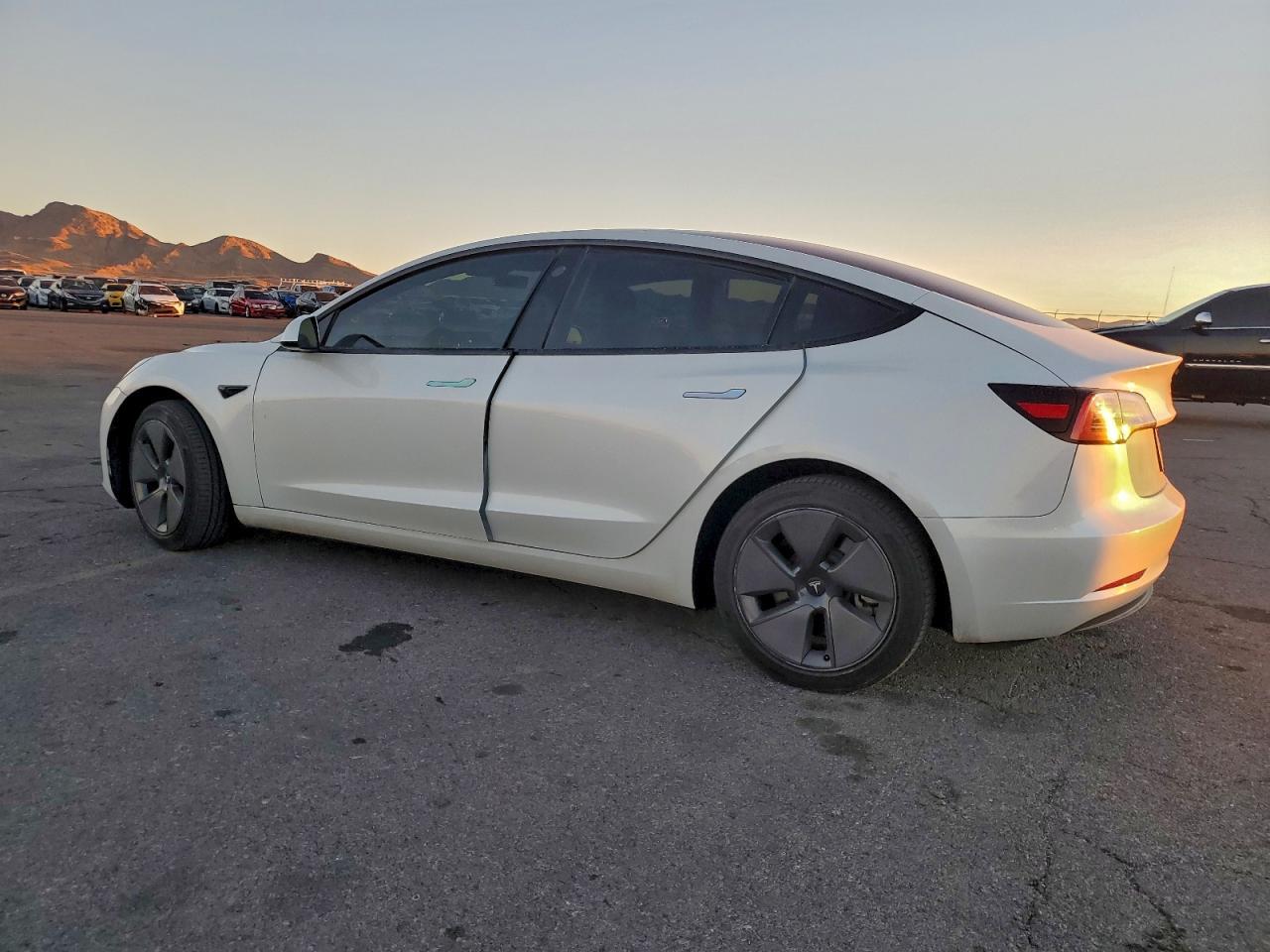 2023 Tesla Model 3 - Фото 2