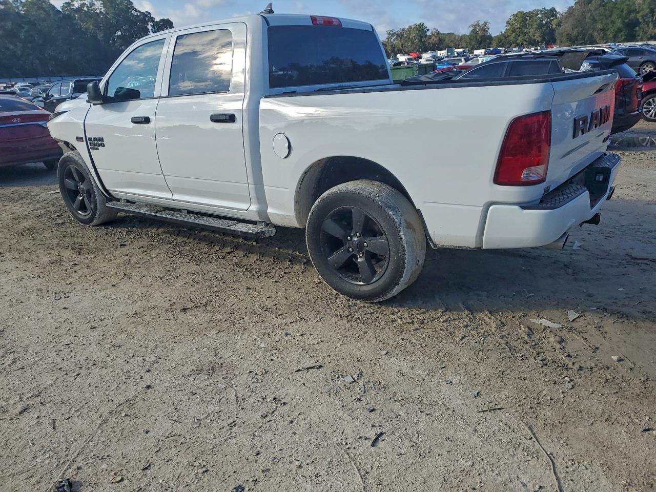 2019 Ram 1500 Classic Tradesman - Фото 2