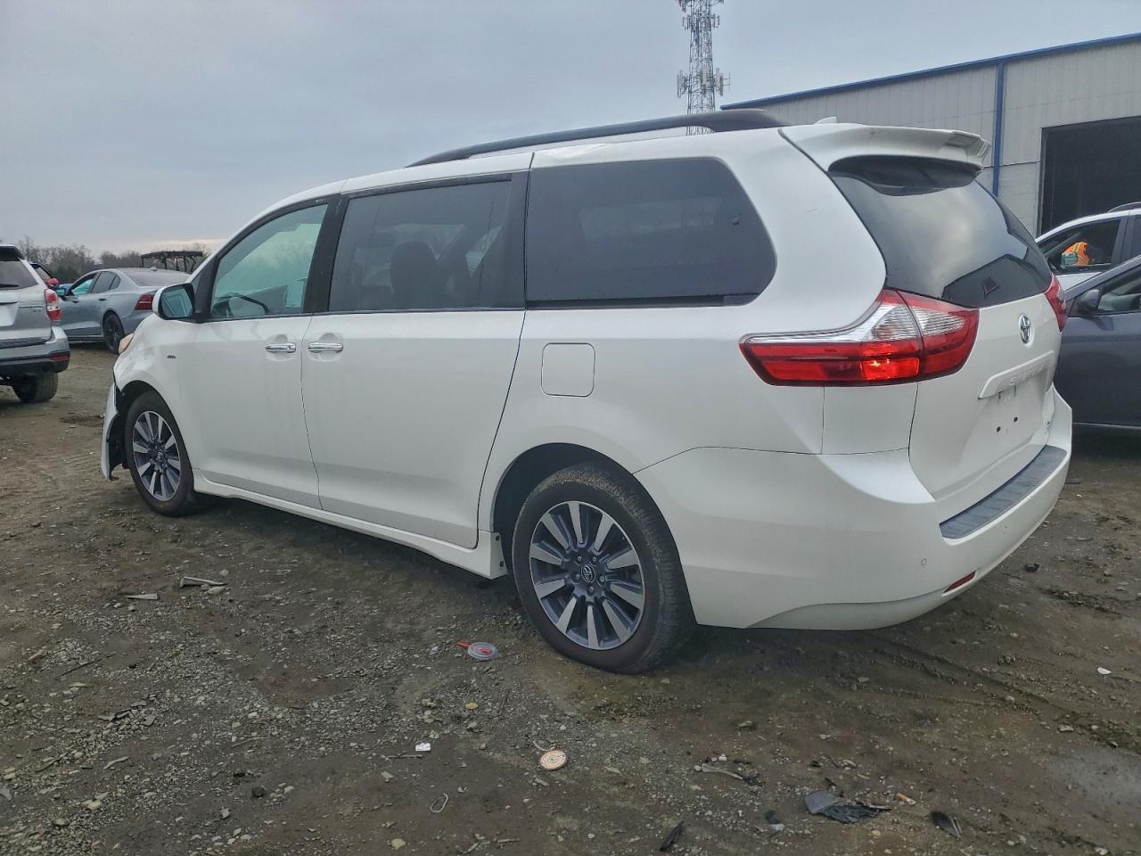 2019 Toyota Sienna Xle - Image 2