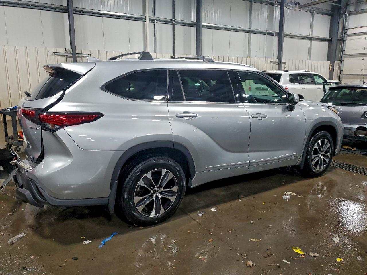 2022 Toyota Highlander Hybrid Xle - Image 3