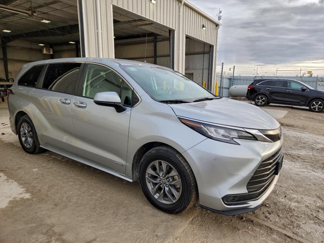 2021 Toyota Sienna Le - Image 4