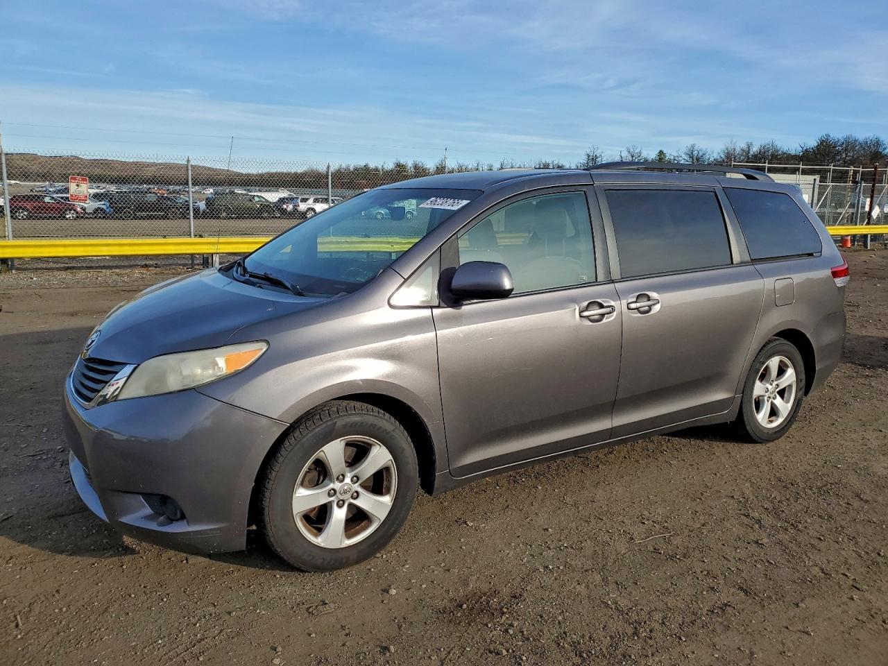 2011 Toyota Sienna Le 8-Passenger