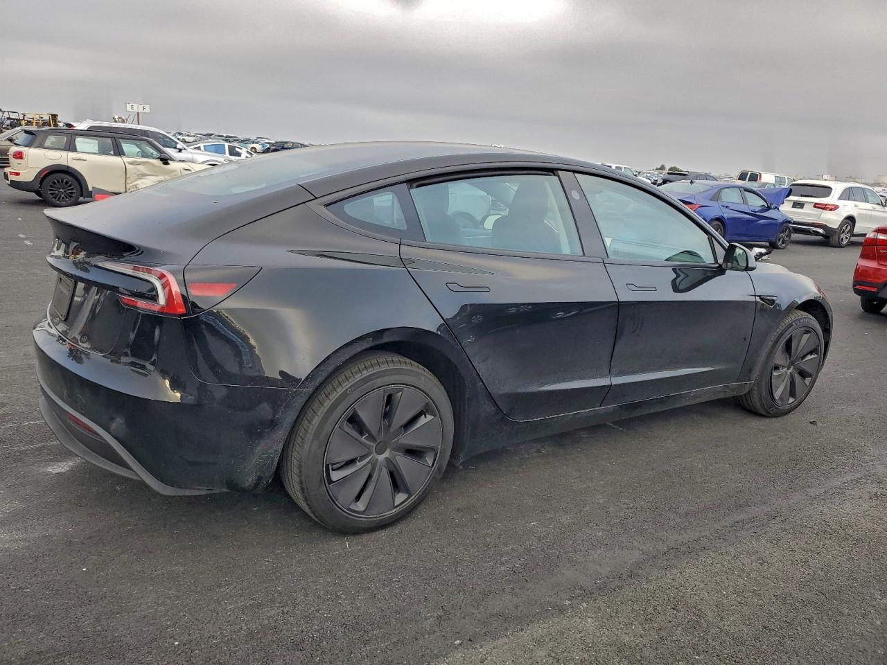 2025 Tesla Model 3 - Фото 3