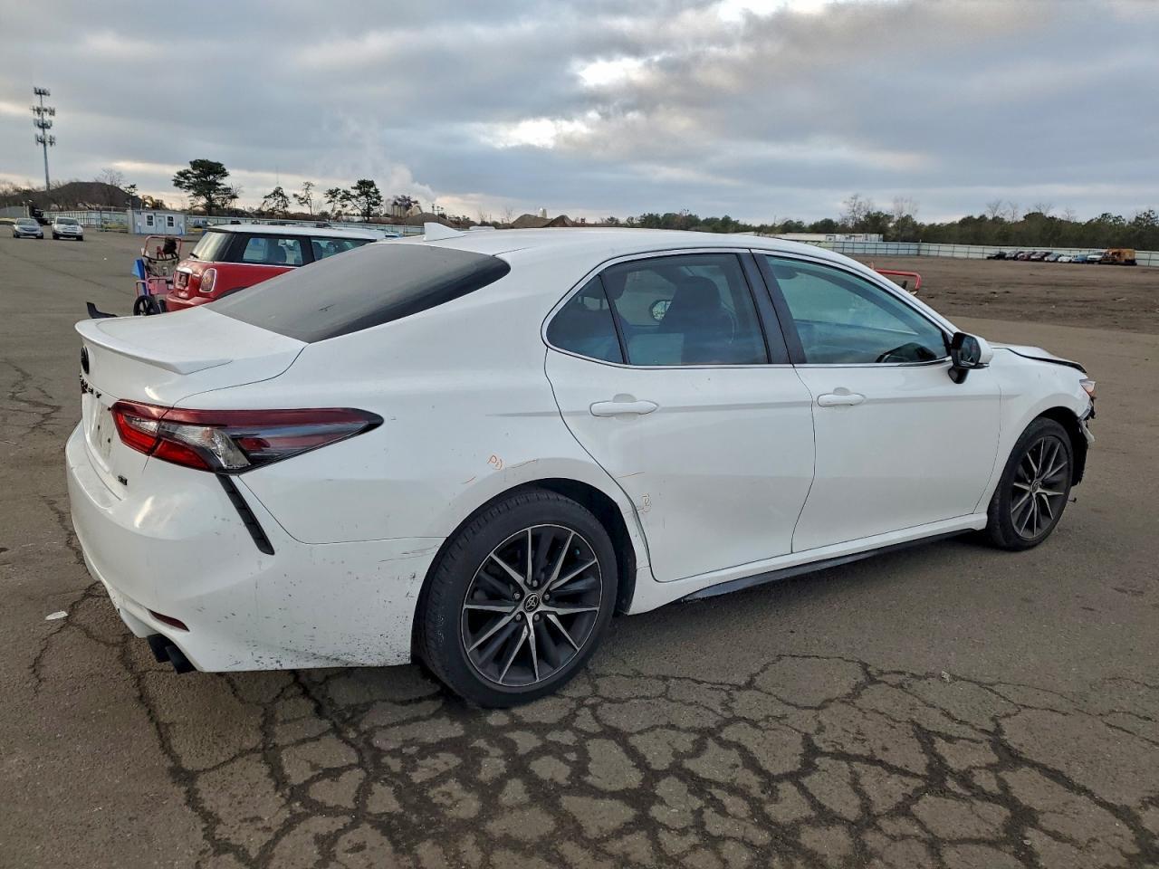 2022 Toyota Camry Se - Фото 3