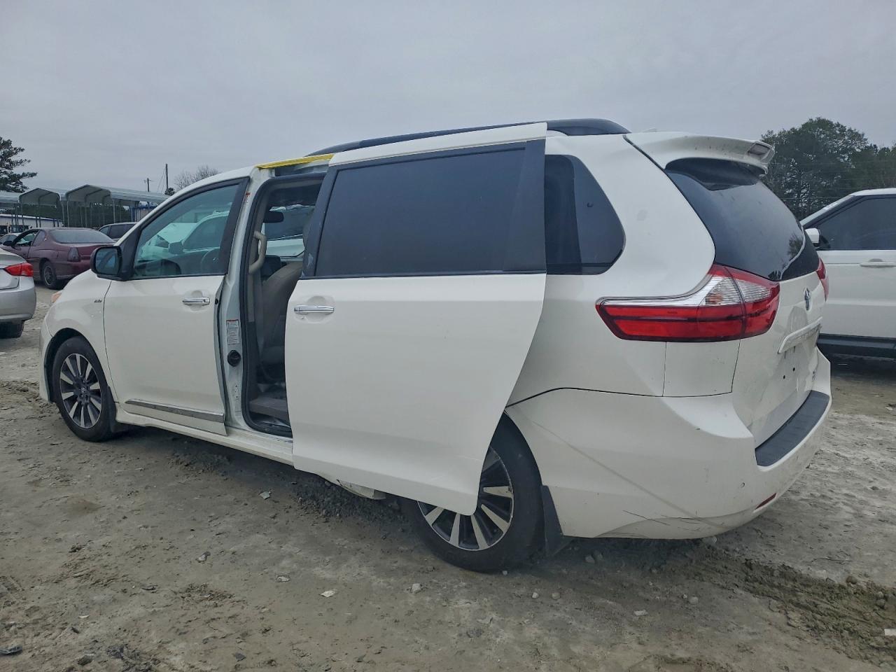 2019 Toyota Sienna Xle - Фото 2