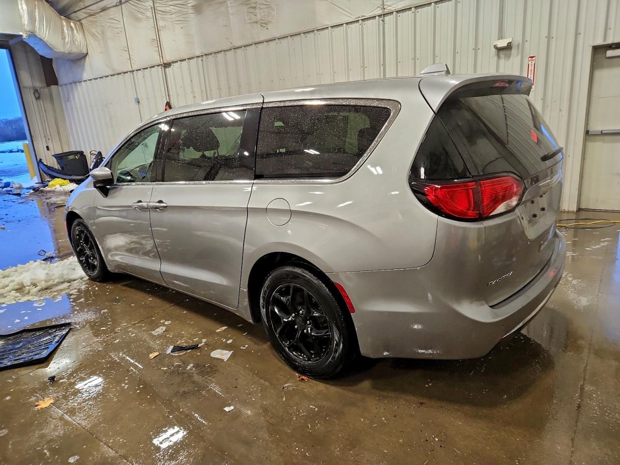 2017 Chrysler Pacifica Touring L - Image 2