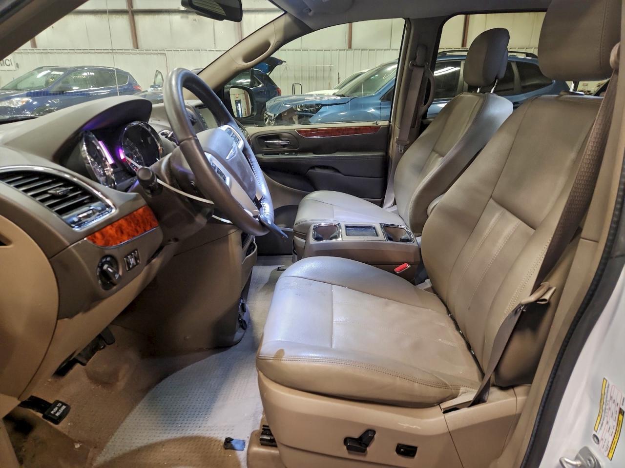 2016 Chrysler Town & Country Touring - Image 7