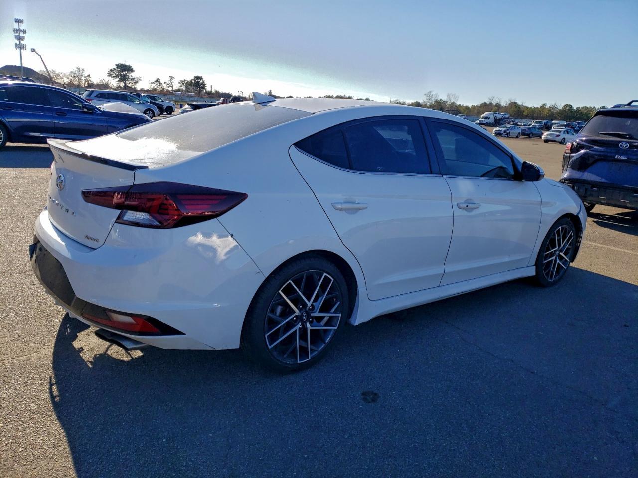 2020 Hyundai Elantra Sport - Фото 3