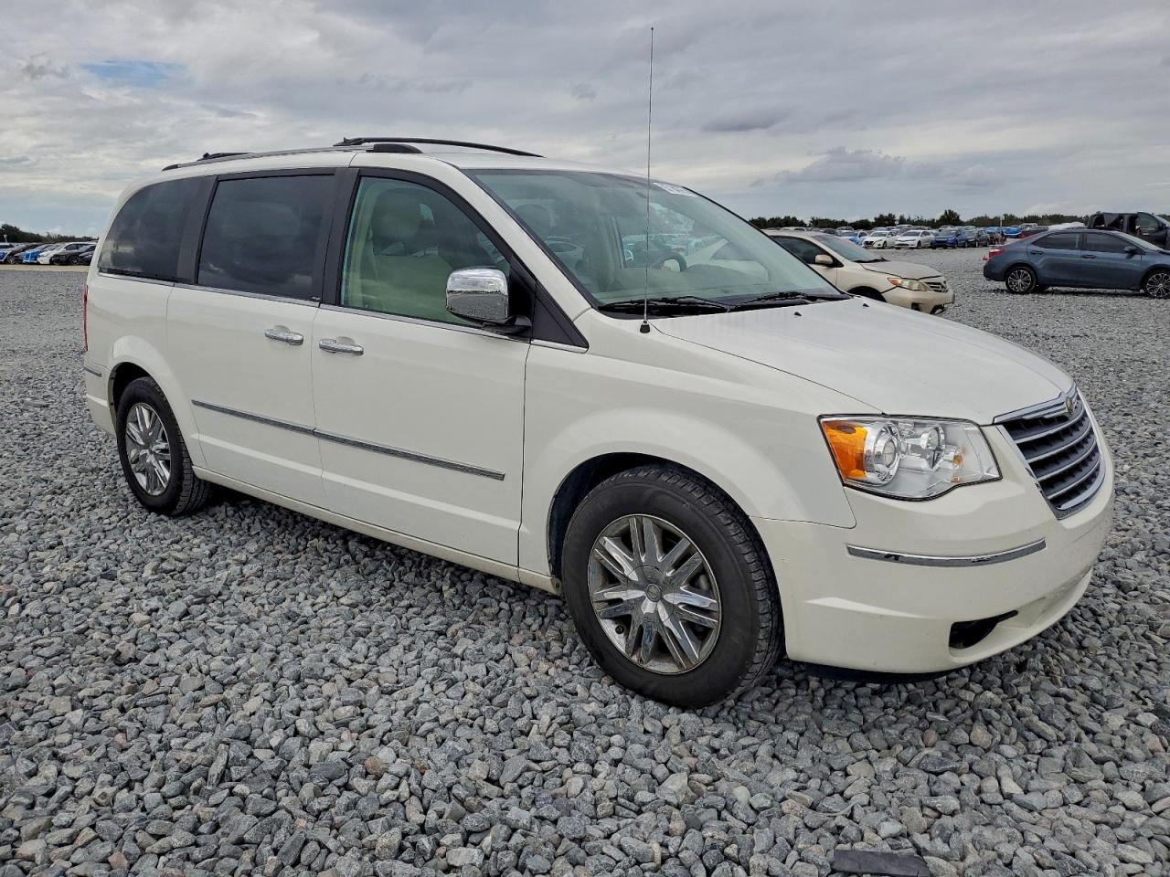 2010 Chrysler Town & Country Limited - Фото 4