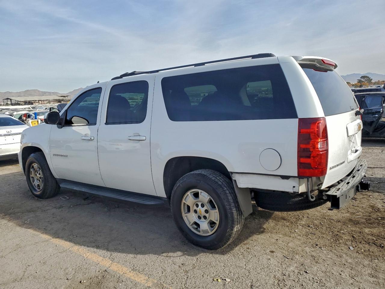2011 Chevrolet Suburban C1500 Ls - Фото 2