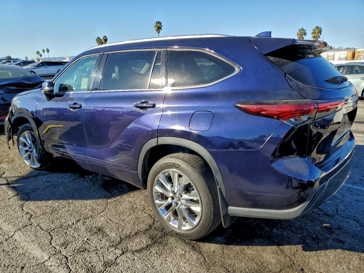 2022 Toyota Highlander Hybrid Limited - Image 2