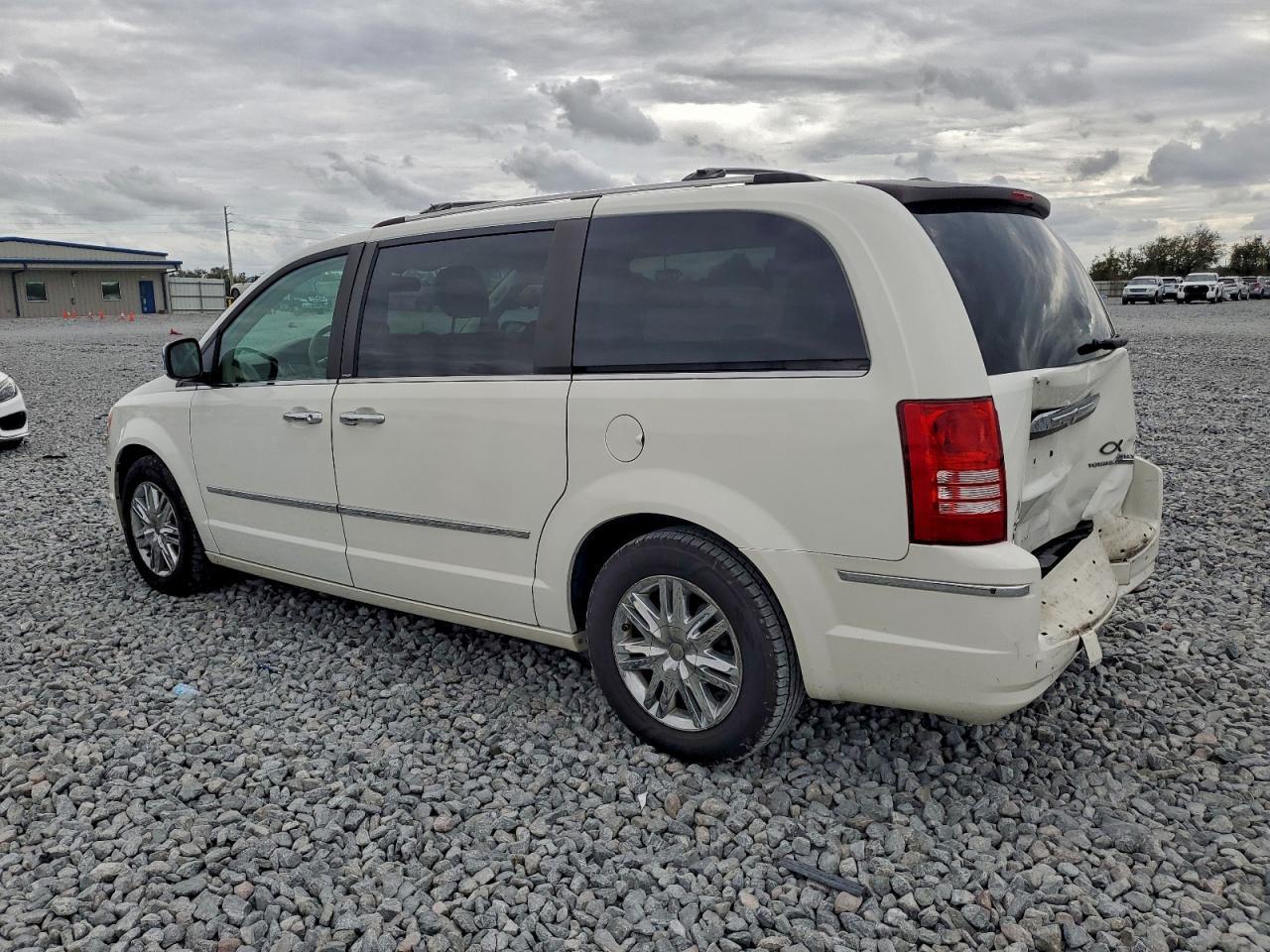 2010 Chrysler Town & Country Limited - Фото 2